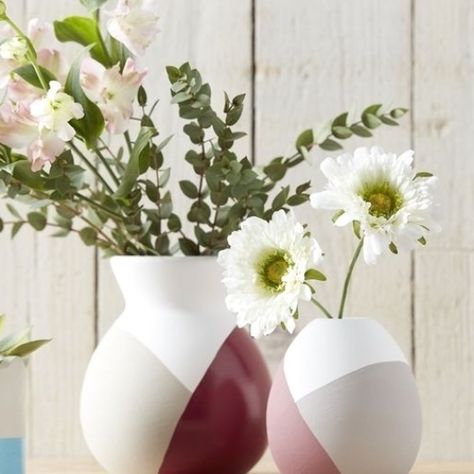 How to Paint Minimal Ceramic Vases - Hobbycraft Blog #ceramic #ceramicpottery Painting Vases Diy Ideas, Paint Minimal, Pottery Painting Ideas Easy, Diy Painted Vases, Diy Keramik, Diy Pottery Painting, Painted Pots Diy, Keramik Design, Pottery Painting Designs