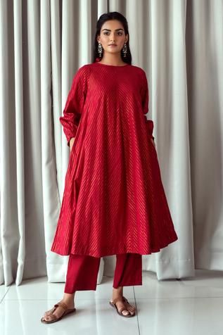 Couture, Plain Dress Designs Pakistani Casual, Red Kurti Design, Designer Kurta Sets For Women, Pakistani Kurti Designs, डिजाइनर कपड़े, Kurta Set Design, Red Kurta, Designer Kurta