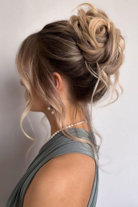 High Messy Bun Messy Bridal Hair, Lob Haircut Layered, Short Layered Curly Hair, Hairstyles For Thinning Hair, Messy Bun Updo, High Bun Hairstyles, Bridesmaid Updo, Textured Curly Hair, Short Hair Bun