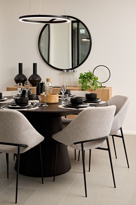 Minimal Dining Table, Modern Minimalist Dining Table, Round Dining Table Decor, Black Dining Room Table, Black Round Dining Table, Minimalist Dining Table, Minimal Dining, Apartment Dining, Minimalist Dining Room