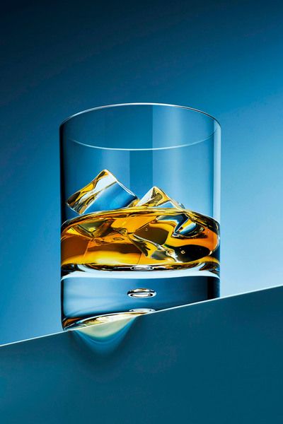 PICTURE OF THE DAY Photographer GREG ABRAMOWICZ Whisky Glass ONE EYELAND Glass Photography Ideas, Glass Reflection Photography, Glass Product Photography, Beverage Photography, Cocktail Photography, Glass Photography, Whisky Glass, Drink Photo, Object Photography