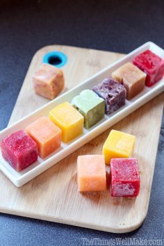 Essen, Punch Bowl Drinks, Smoothie Cubes, Ice Cube Tray Hacks, Creative Ice Cubes, Fancy Ice Cubes, Floral Ice Cubes, Fruit Ice Cubes, Flavored Ice Cubes