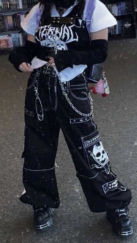 Unisex Goth Fashion, Punk Alternative Style, Trans Female Outfits, Street Punk Fashion, Punk Outfits Grunge, Pop Punk Outfits, Neat Outfits, Punk Street Style, Estilo Emo