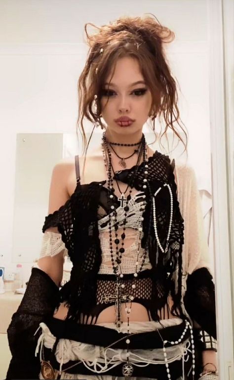 Punk Boho Outfits, Edgy Futuristic Fashion, Alternative Fashion Accessories, Alt New Years Eve Outfits, Tank Top 2000s, Y2k Knit, Gothic Mode, Aesthetic New York, Sweater Crop Top