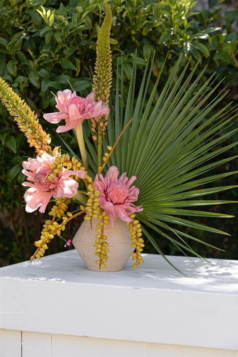 Weekend in Waikiki — smith + james Hawaiian Flower Centerpieces, Minimalist Tropical Bouquet, Tropical Bouquets Wedding, Bougainvillea Floral Arrangement, Tropical Flower Installation, Tropical Flowers Centerpiece, Tropical Whimsical Wedding, Tropical Wedding Arrangements, Tropical Bouquet Floral Arrangements