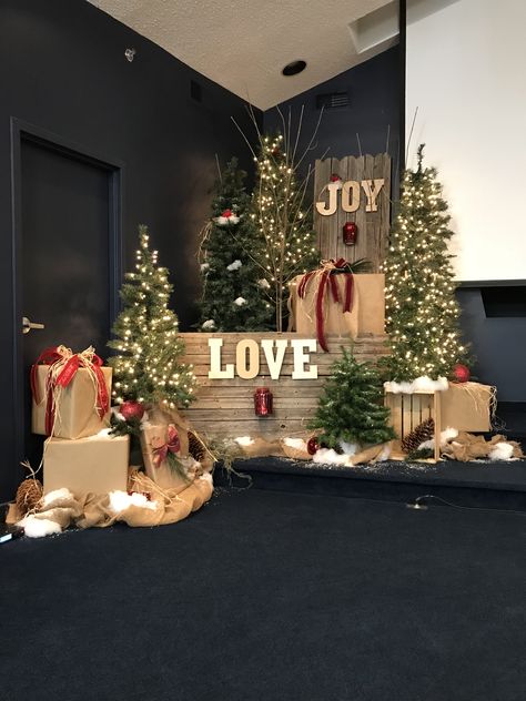 Office Christmas Tree Decorations, Christmas Tree Stage Design, Christmas Concert Decorations Stage, Christmas Event Backdrop, Christmas Decorations Photo Booth, Outdoor Church Christmas Decorations, Christmas Decor Ideas Stage, Christmas Booth Design, Christmas Decor Photo Booth