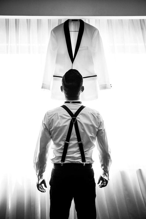 Groom Photos Getting Ready, Wedding Preparation Photos, Pose Pengantin, Groomsmen Wedding Photos, Groomsmen Photography, Groomsmen Poses, Groomsmen Getting Ready, Groom Photoshoot, Wedding Portrait Poses