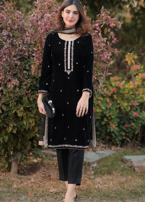 Sidra Mumtaz Embroidered Velvet Stitched 2 Piece Suit SM20PB 02 Black Rose Velvet Kurtis Design, Velvet Frocks, Velvet Dress Design, Velvet Pakistani Dress, Designing Dress, Kurti Pants, Velvet Kurti, Velvet Suit Design, Luxury Pret