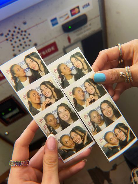 Cute Photo Booth Ideas, Best Friend Activities Aesthetic, Best Friends Photobooth, Best Friend Photo Booth, Photo Booth Poses Friends, Photo Booth Friends, Photo Booth Aesthetic, Bestie Activities, Retro Photo Booth