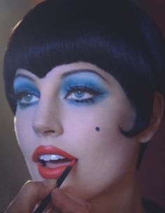 Sally Bowles from Cabaret Fantasy Make Up, Cabaret Makeup, 30s Makeup, Cabaret Costume, Liza Minnelli, Mata Hari, Make Up Inspo, Deep Winter, Stage Makeup