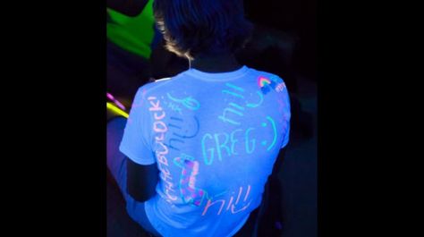 DIY Glow shirts Party Ideas For Teenagers, Teenage Parties, Glow In Dark Party, Neon Birthday Party, Glow In The Dark Party, Glow Birthday Party, Bonfire Party, Glow Birthday, Neon Birthday