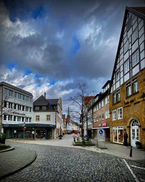 Die Obernstraße in Bielefeld-Mitte liegt in der Altstadt und ist heutzutage größtenteils Fußgängerzone. Von der Gründung Bielefelds als Stadt bis in die erste Hälfte des 20. Jahrhunderts war sie eine ihrer wichtigsten Hauptstraßen. Heute weist sie eine hohe Konzentration von Baudenkmalen in der Stadt auf, alle bis auf zwei sind über 200 Jahre alt. Bielefeld