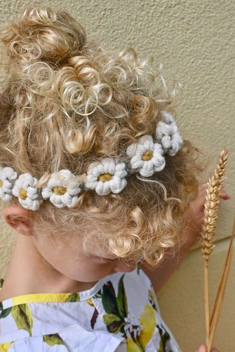 This macrame daisy headband is one of the 80+ macrame projects you can access as soon as you join 'your Macrame community' the membership. A library of high-quality and step-by-step macrame projects for beginners to advanced levels. All the best macrame tutorials in one place! If you want to join the community and start making outstanding macrame that your followers will love, JOIN today Macrame Projects For Beginners, Macrame Daisy, Macrame Headband, Crochet Hairband, Tutorial Macramé, Diy Hair Accessories Ribbon, Macrame Baby, Daisy Headband, Macrame Tutorials