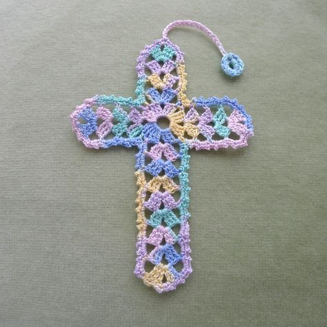 Beautiful thread cross. I have a white one but am going to buy some variegated thread. Appliques Au Crochet, Crochet Bookmarks Free Patterns, Cross Bookmark, Crochet Bookmark Pattern, Crochet Bookmarks, Crochet Cross, Chale Crochet, Easter Crochet, Crochet Books