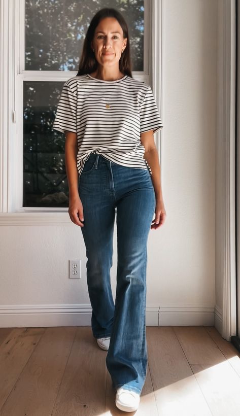 Flare Jeans Casual Outfit Winter, Flare Jeans Outfits 2022, Relaxed Flare Jeans Outfit, Bootcut And Sneakers Outfit, Simple Bootcut Jeans Outfit, Casual Flair Jeans Outfit, Flared Jeans Outfit Sneakers, Pull On Flare Jeans Outfit, Casual Outfits Bootcut Jeans