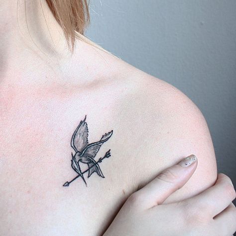 Mockingjay tattoo Mockingjay Tattoo, Hunger Games Tattoo, Clavicle Tattoo, 16 Tattoo, Tribute Von Panem, Nerdy Tattoos, Basic Tattoos, Arrow Tattoo Design, Tattoo Trend
