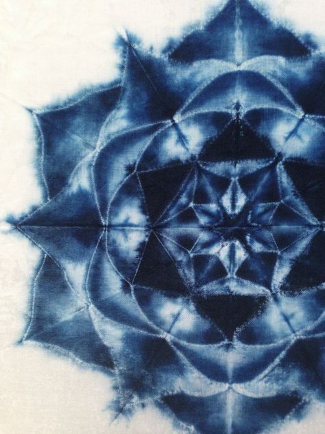 Inspired by Indigo Patchwork, Shibori Textiles, Fabric Dyeing Techniques, Dye Techniques, Japanese Shibori, Shibori Techniques, Shibori Pattern, Tie Dye Crafts, Shibori Dye