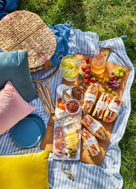 Beach Picnic Foods, Picknick Snacks, Lunch Saludable, Picnic Date Food, Picnic Sandwiches, Hosting Brunch, Picnic Inspiration, Date Recipes, Picnic Birthday