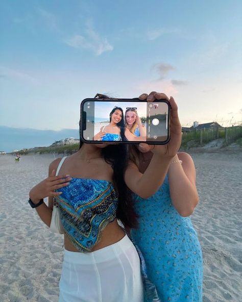 Instagram Pose Ideas Beach Friends, Beach Pictures For Friends, Beach Pic Poses With Friends, Beach Poses Sisters, Beach Photo Inspo With Friends, Photo Ideas W Friends, Beach Pictures Friends Instagram, Bestie Beach Photos Aesthetic, Pinterest Pictures To Recreate