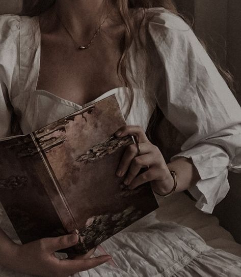 Royalcore Aesthetic, Medieval Girl, Royalty Core, Royal Core, Fairytale Aesthetic, Medieval Aesthetic, Princess Core, Queen Aesthetic, Fantasy Princess