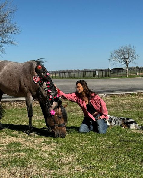 🍀💘🫶🏼💌 | Instagram Bella Hadid Cowgirl, Hadid Instagram, Isabella Hadid, Hadid Sisters, Country Barn, Bella Hadid Style, Model Inspo, Instagram Photo Inspiration, Horse Photos