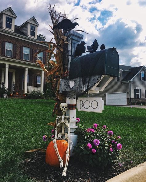 Halloween Mailbox Decorations, Fall Mailbox Decor, Outdoor Decorations Halloween, Mailbox Decorations, Diy Outdoor Halloween, Halloween Decorations Diy, Halloween Garage, Mailbox Makeover, Scary Halloween Decorations Diy