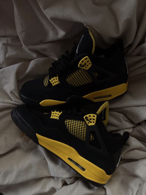 Air Jordan 4 4s Jordans Outfit, Jordan 4 Thunder, Zapatillas Jordan Retro, Jordan 4’s, Shoes Wallpaper, Populaire Outfits, Pretty Shoes Sneakers, Jordan 4s, Preppy Shoes