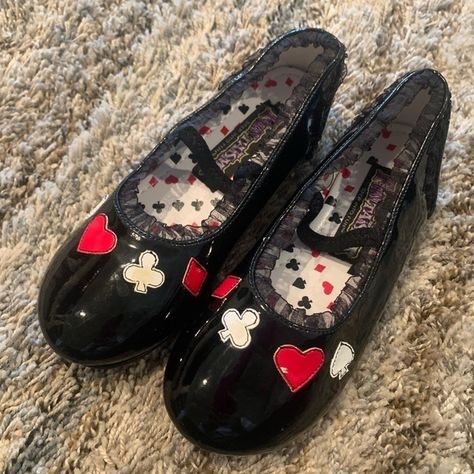 Alice In Wonderland Queen Of Heart Shoes Funtasmic Size 12c Nwot Queen Of Heart Costume, White Skechers, Alice In Wonderland Queen, Justice Shoes, Bee Shoes, Silver Ballet Flats, Toddler Moccasins, Alice In Wonderland Disney, Disney Queens