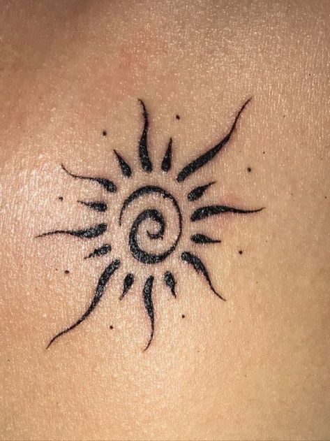 spiral sun tattoo | Creative Small Tattoos By  Infant Winters Men Tattoos, Tattoo Main, Tattoo Sonne, Cute Henna Tattoos, Spiral Tattoos, Sun Tattoo Designs, Henna Inspired Tattoos, Cute Henna, Free Tattoo Designs