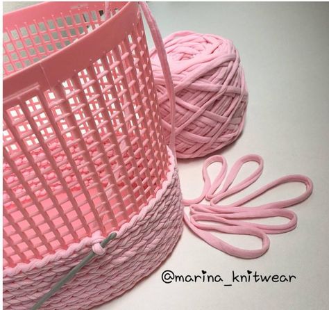 Cesto decorado com crochê em fio de malha Confection Au Crochet, Crochet Storage, Crochet Basket Pattern, Crochet Motifs, Yarn Projects, Crochet Basket, T Shirt Yarn, Crochet Home, Loom Knitting
