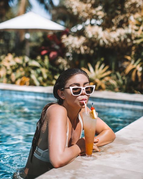 Photoshoot Ideas Poolside, Aesthetic Resort Photos, Resort Photography Poses, By The Pool Photoshoot, Posing For Vacation Photos, Beach Resort Picture Ideas, Beach Resort Photography, Cute Pool Photos, Cancun Resort Aesthetic