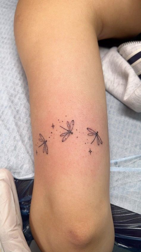 Dragonfly Tattoo, Tato Minimal, 42 Tattoo, Small Pretty Tattoos, Petite Tattoos, Spine Tattoos For Women, Tattoos Geometric, Small Tattoo Ideas, Small Hand Tattoos