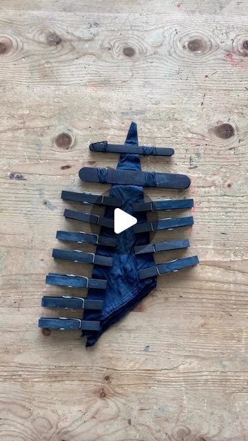 Lisa - Indigowares - slow fashion style on Instagram: "This is for you if you love making, crafting , creating- DOING!  Here’s my quick shibori radial pattern idea. Using a square piece of fine muslin cotton, lollipop sticks  and clothes begs ( plus elastic bands to tightly wind around the lollipop sticks) and a NATURAL INDIGO VAT. Do you think you like to try this? Follow us for more diy shibori pattern ideas 💭 Share this with someone who needs a boost 🌈 ••••••• #indigodyed #shiboritextiles #diycraftideas" Tela, Couture, Upcycling, Shibori Stitching Techniques, Shibori Techniques Diy, Diy Shibori Tutorials, Tie Dye Techniques Tutorials, Indigo Shibori Pattern, Shibori Techniques Tutorials