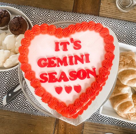 24 Birthday Cake Ideas, Gemini Season Cake, Gemini Cake Aesthetic, Gemini Szn Cake, Gemini Cake Birthday, Birthday Cake Gemini, Gemini Birthday Party, Gemini Cake Ideas, Gemini Birthday Cake