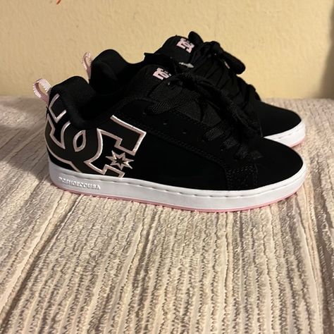 Brand new never worn DC shoes Court Graffik size 5.5 women’s US Dc Tenis, Dc Shoes Girls, Dc Court Graffik, Dc Shoes Women, Dc Sneakers, Dc Skate Shoes, Обувь Air Jordan, Trendy Footwear, Pretty Shoes Sneakers