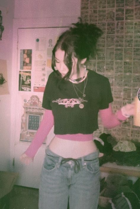 2000s grunge aesthetic credit: london!!! Pop Grunge Aesthetic Outfits, Early 2000s Aesthetic Outfits, 200s Aesthetic, 2000s Grunge Aesthetic, Punk Aesthetic Outfit, 200s Outfits, Early 200s, Grunge Girl Aesthetic, 2000s Punk