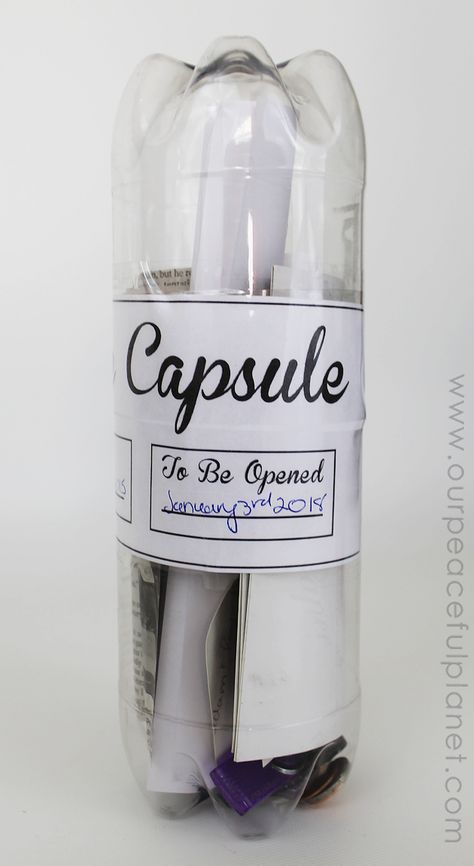 Make fun family time capsules using plastic soda bottles and our free printables! We give you labels and ideas for other items to add into your capsule. - linked up at DIY Crush Craft Party http://www.diy-crush.com Time Capsule Kids, Family Time Capsule, Library Crafts, Preschool Graduation, Family Project, Family Crafts, Soda Bottles, Plastic Bottle, Fun Family