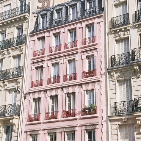 An old pink building in Paris 🇫🇷 Pictures Of Food, French Aesthetic, Paris Dream, Pink Paris, Baby Pink Aesthetic, Pink Aura, Paris Aesthetic, Malibu Barbie, Old Money Style
