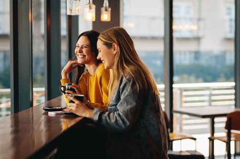 People Having Coffee, Friends Having Coffee, Friends Drinking Coffee, Coffee Shoot, Two Female Friends, Business Shoot, Friends Cafe, Coffee Meeting, Persona Feliz