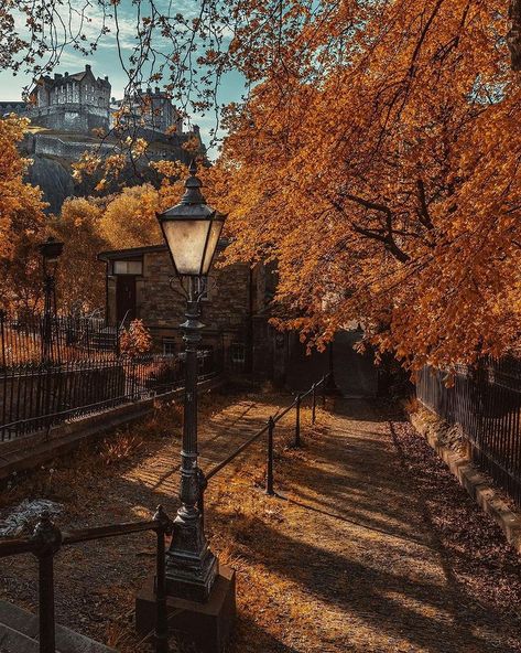 Castles of Scotland på Instagram: “Autumn views around Edinburgh by @leeemurray 🍁🍂 Which is your favourite - 1,2,3 or 4? ▫️ 1. Princes Street Gardens with Edinburgh Castle in…” Casscore Aesthetic, Fall Profile Pictures Aesthetic, Cassandracore Aesthetics, Fall Flowers Aesthetic, Herbst Bucket List, Dark Fall, Fall Orange, Wallpaper Cantik, Vintage Autumn