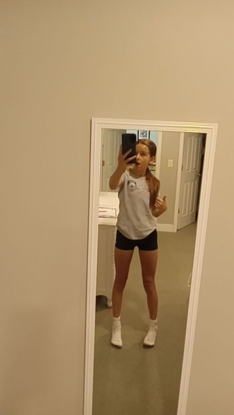 White Nike Pros Outfit, Nike Pros Outfit School, Nike Pro Teen, Nike T Shirt Outfits, Nike Pros Under Sweatpants Outfit, Nike Pros Under Sweatpants, Nike Pro Outfit Ideas, Nike Pro Leggings Outfit For School, Nike Pro Under Sweatpants Outfit