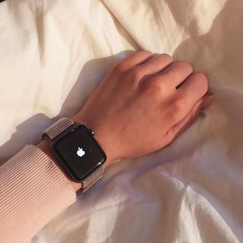 Apple Watch Inspiration, Smartwatch Aesthetic, Apple Watch Aesthetic, Apple Smartwatch, Apple Watch Fashion, Apple Watch 3, Smart Watch Apple, Apple Watch 42mm, Apple Apple