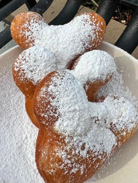 Essen, Disney Beignets, Disneyland Snacks, Disney Sweets, Disney Desserts, Disneyland Food, Disney Treats, Paris Food, Disney World Food