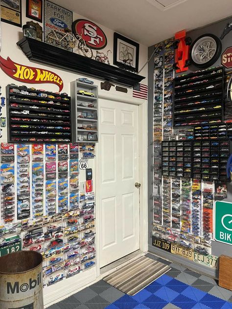 Hot Wheels Wall Display Ideas, Hot Wheels Car Storage, Displaying Hot Wheels Cars, Hotwheels Rooms, Hotwheel Car Wall Display, Cool Hot Wheels Display, Hot Wheel Car Display Ideas Diy, Hot Wheels Wall Decor, Hot Wheels Set Up