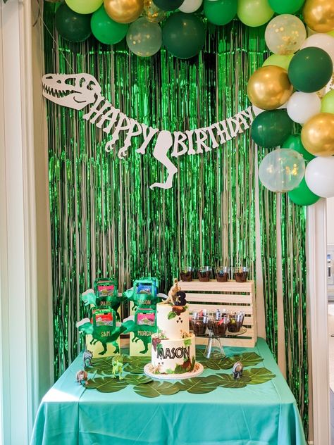 Dinosaur Birthday Party Backdrop, Dinosaur Party Ideas, Baby Dinosaur Party, Festa Jurassic Park, Jurassic Park Birthday Party, First Birthday Theme, First Birthday Theme Girl, Dinosaur Birthday Party Decorations