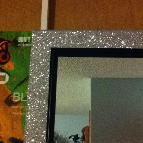 Bought a plain door mirror and covered the frame with glitter tape from michaels for our dorm Ideas Para Decorar Espejos, Mirror Chalkboard, Glitter Bedroom, Mermaid Mirror, Chalkboard Frame, Glitter Room, Small Frames, Glitter Mirror, Glitter Tape