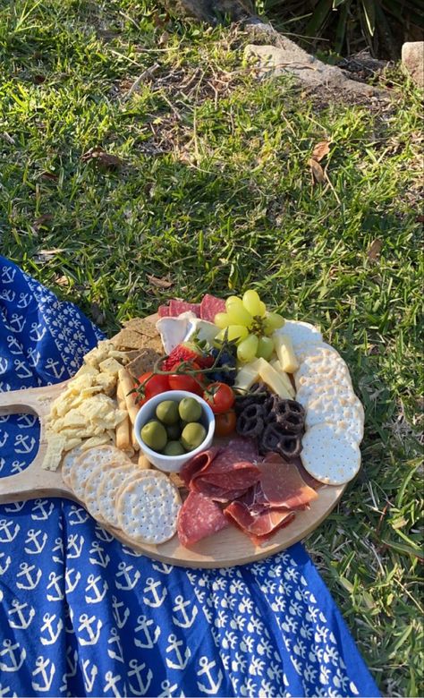 French Cheese Board Aesthetic, Charcuterie Aesthetic Picnic, Charcuterie Board Ideas Aesthetic, Aesthetic Charcuterie Board Ideas, Picnic Snacks Aesthetic, Charcuterie Board Aesthetic Picnic, Picnic Charcuterie Board Ideas, Charcuterie Board Picnic Aesthetic, Savoury Picnic Food