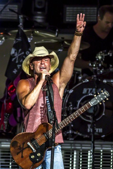 Kenny Chesney celebrates fans in 'We Do' music video  #KennyChesney Florida Georgia Line, Kenny Chesney Quotes, Kenney Chesney, Aries The Ram, No Shoes Nation, Hot Country Songs, Old Country Music, Country Song, The Ram