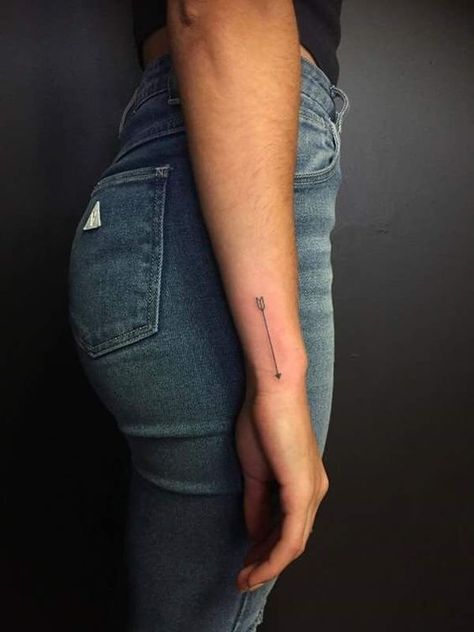 Arrow Tattoo Placements, Arrow Tattoo Arm, Arrow Tattoo Ideas, Simple Arrow Tattoo, Tattoo Side, Arrow Tattoos For Women, Model Tattoos, Tattoo Arrow, Small Arrow Tattoos