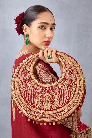 Indian Mythology, Potli Bag, Raw Silk Fabric, Diy Bag Designs, Potli Bags, Look Boho, Indian Textiles, Mirror Work, Trendy Accessories